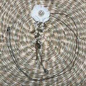 Vintage long necklace white flower with dangle tassel